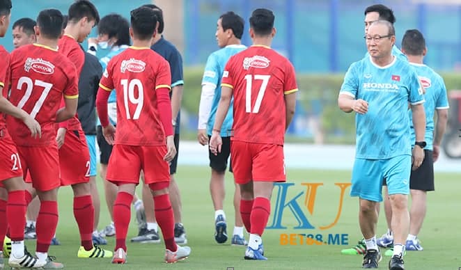 Đội tuyển Việt Nam tập luyện cùng đội trẻ U22 Việt Nam